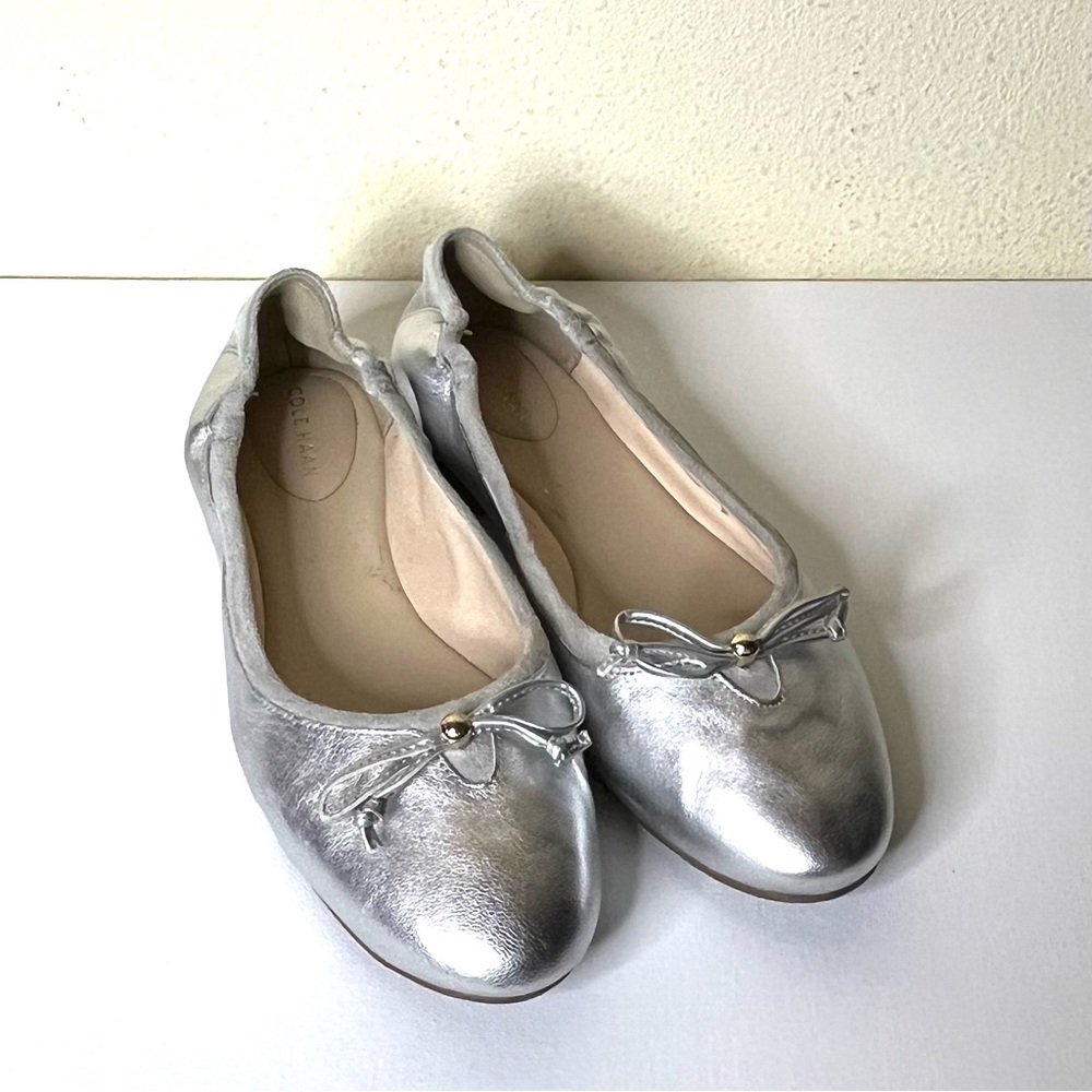 Cole Haan silver leather ballet flats shoes sz 9 slip on round toe bow